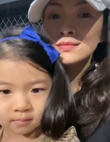 章子怡带醒醒探班汪峰，手上硕大钻戒醒目，女儿长得像极了汪峰