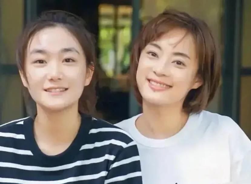 张子枫北电班级大合照，我却注意其他四位小明星，这个班藏龙卧虎