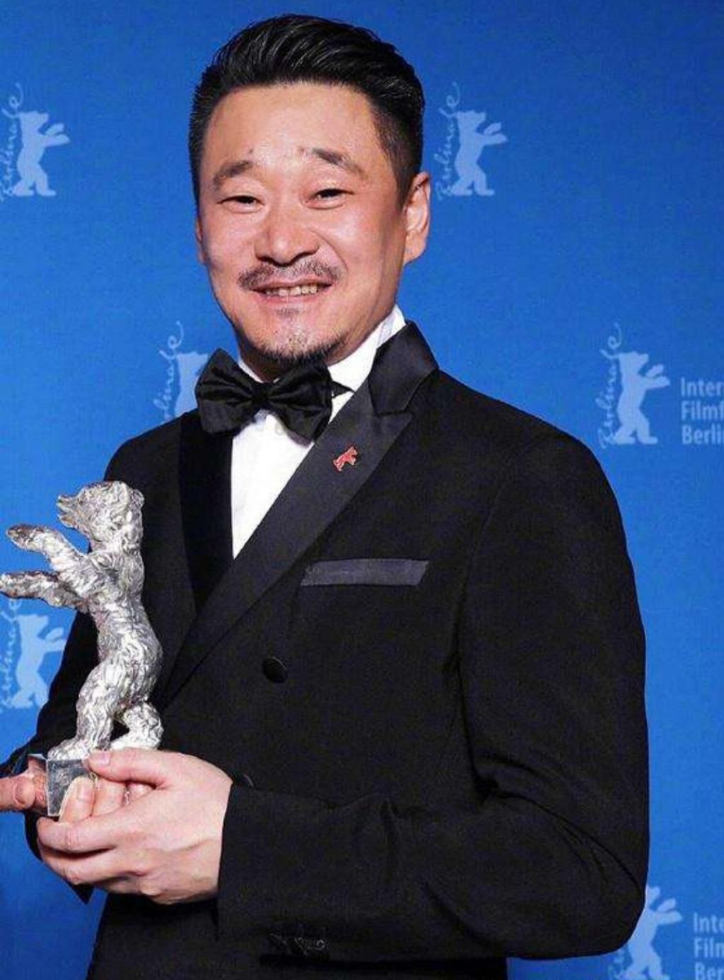 王景春用华鼎奖杯喝酒？网友：钟南山院士家里奖杯当果盘！