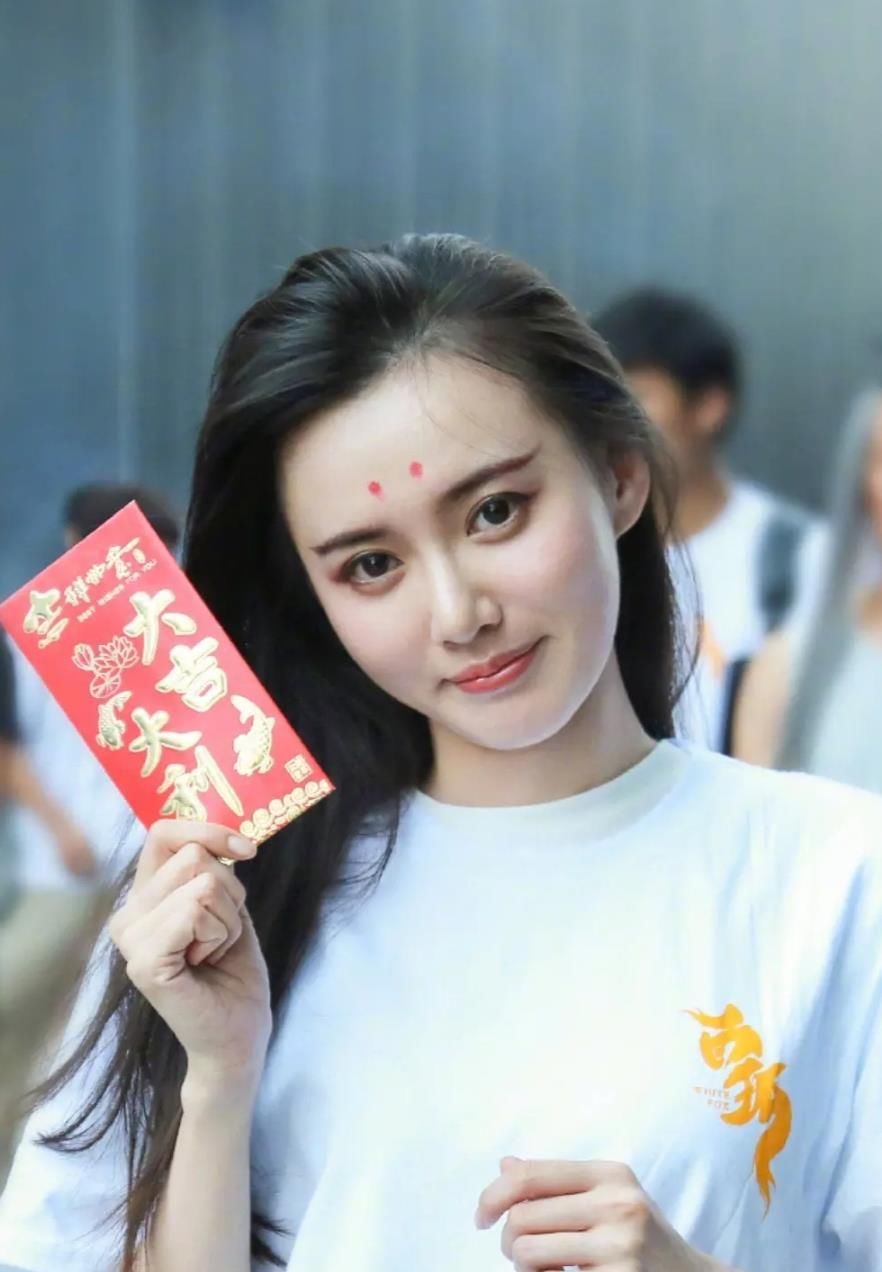 江铠同久违出席活动，脸部浮肿认不出，疑因破坏毛晓彤感情而沉寂