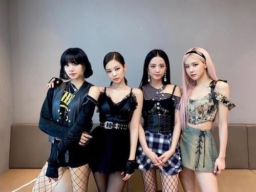 粉墨Jennie俏皮嘟嘴似小猫；金智秀踩高跷苹果肌比心，被称队内大姐大