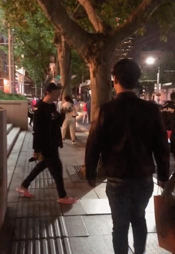接地气还是低调炫富？王思聪穿粉色拖鞋坐劳斯莱斯