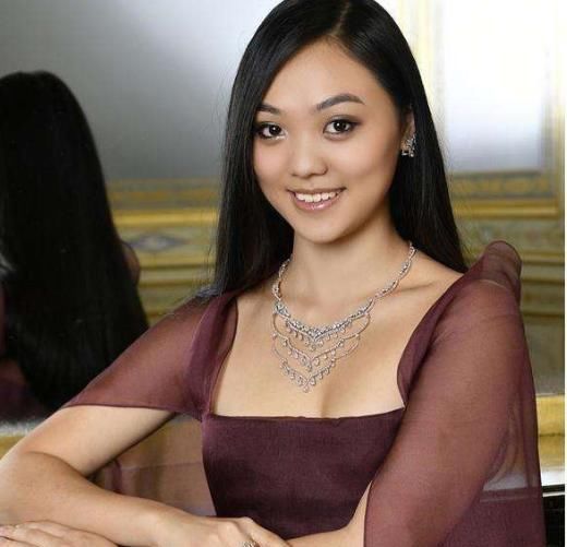 李连杰三女儿7岁为刘德华伴舞，8岁陪成龙走红毯，如今成这样