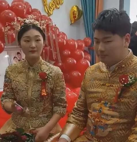 大衣哥儿媳改口了，直播时不断要礼物，与朱单伟未领证：他才19岁