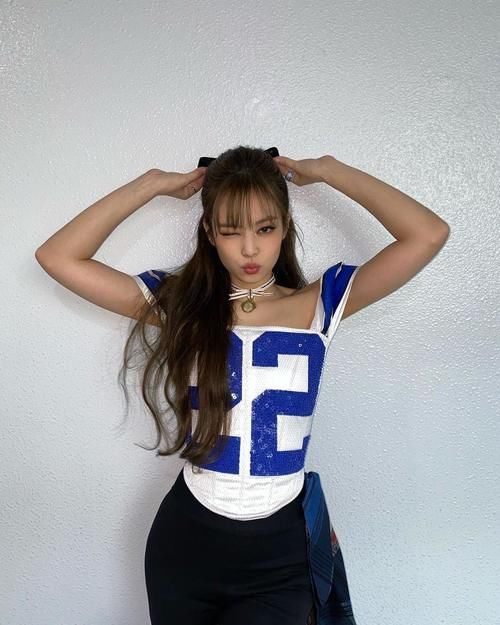 粉墨Jennie俏皮嘟嘴似小猫；金智秀踩高跷苹果肌比心，被称队内大姐大
