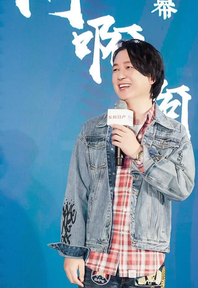 潘粤明变潘粤日月,穿格纹衬衫像理工科直男,看着好可爱