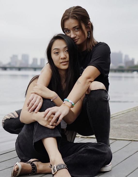 李连杰女儿陷三角恋?晒与同性亲密合影被疑官宣,对方遭好友质问