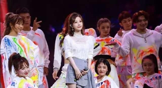 小个子女神冯提莫，这颜值太耐看了,拿奖拿到手软的实力唱将