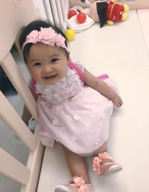 福原爱为女儿庆三岁生日萌娃吃巧克力蛋糕难掩开心
