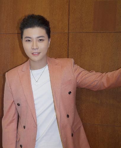 付笛声尹相杰聚会心情好，28岁儿子近照宛若女生，女友是张光北女儿？