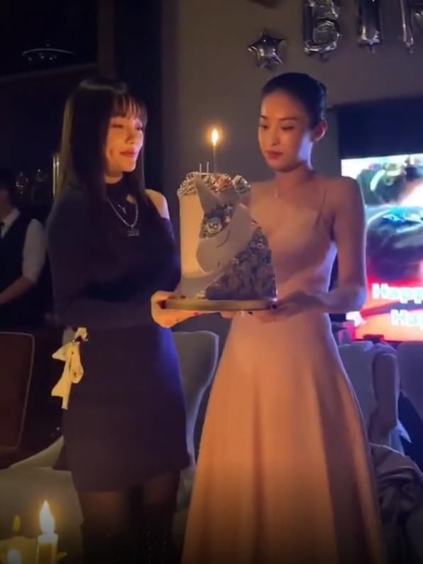 李小璐为好闺蜜庆生，暖心为闺蜜捧蛋糕，闺蜜意外撞脸马苏