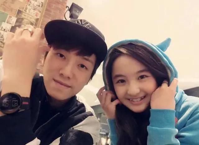 当年轰动全网的养成系爱情，21岁男歌手爱上8岁女孩，如今结局如何？