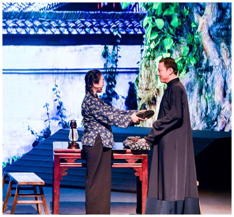 《芙蓉花红》剧照5月12日晚,大型原创革命历史话剧《芙蓉花红》在成都