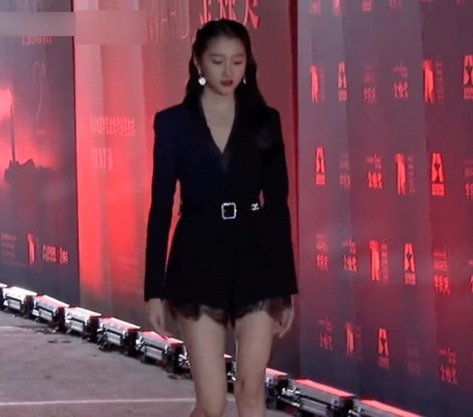 关晓彤亮相北电,失去了十级美颜的镜头下,这腿型确定我没看错?