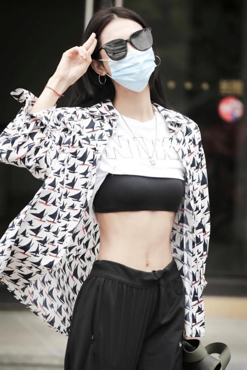刘涛直播也穿得很高级，印花衬衫配皮裙，气质女神真有品位