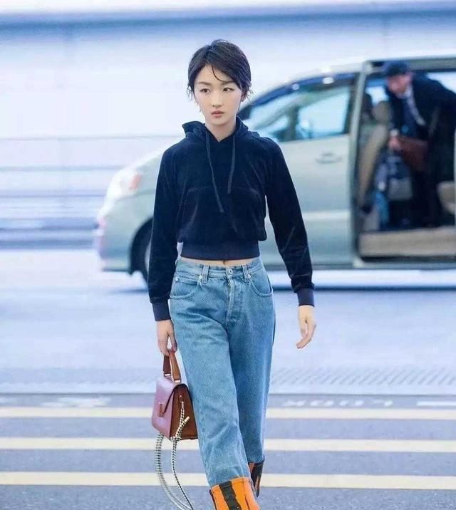车晓不能再瘦了，穿阔腿牛仔裤好晃荡，侧身纸片身材太抢镜