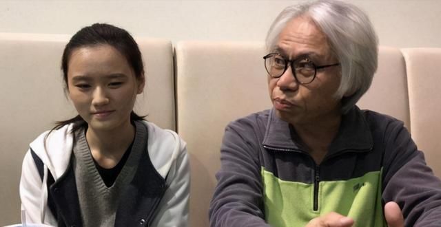 当年，17岁少女不惜和父母反目执意与57岁老头交往，现今如何