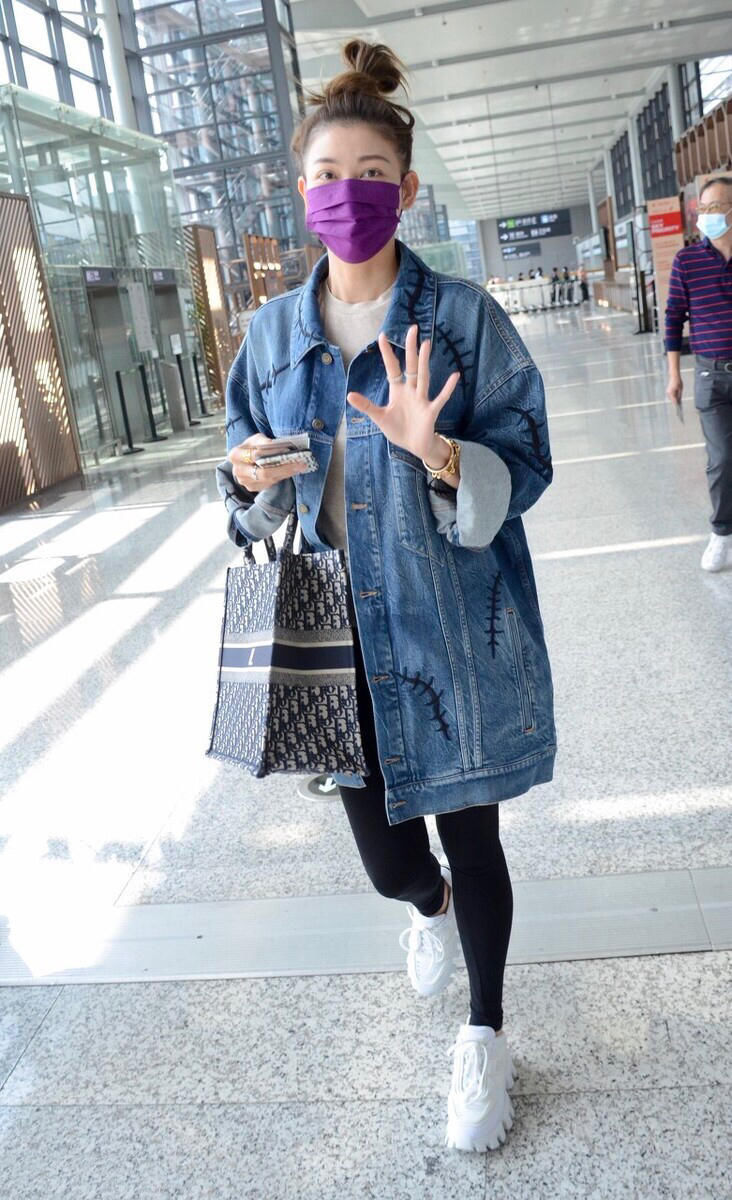 李彩桦彻底时髦了一回，长款牛仔外套配打底裤，高高丸子头太吸睛