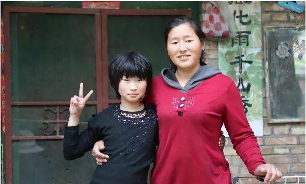朱之文女儿认真打扮并不丑，千格鸟上衣配小黑裤，同框弟媳显高挑