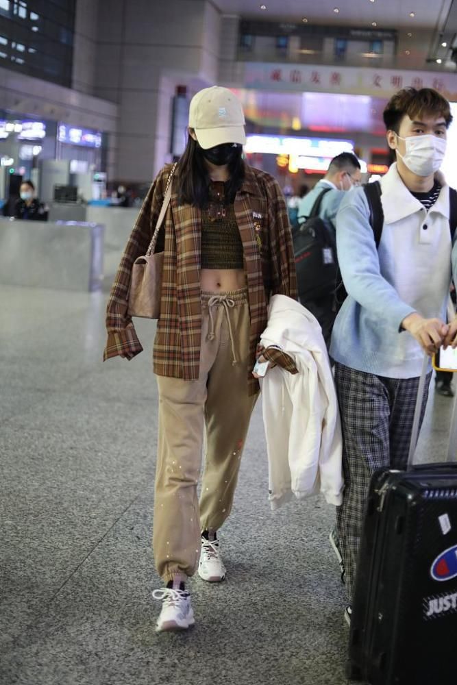 关晓彤太有心机了,穿宽松衬衫还要内搭露脐装,外露马甲线真招摇
