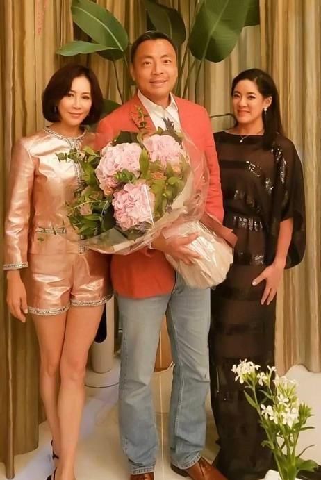 刘嘉玲为男友人庆生献香吻！穿小香风太优雅，54岁像小女人