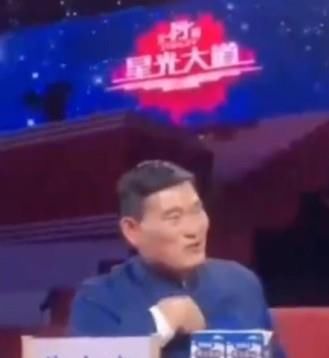 大衣哥儿媳陈亚男6天粉丝破百万，带亲弟弟直播，老公落寞坐背后