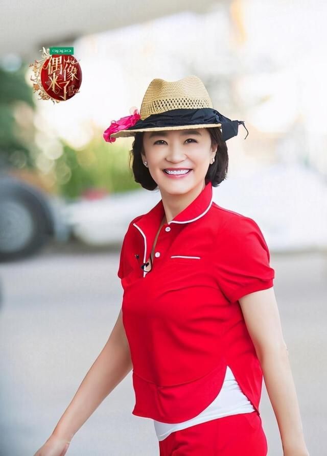 66岁林青霞真是优雅老去!素颜怼脸下肌肤白皙,扎丸子头美到爆