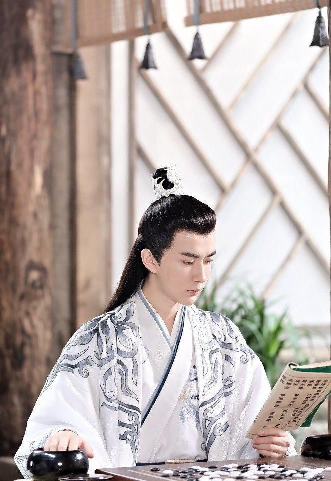 《明月曾照江东寒》10位古装男神和女神！他撞脸易烊千玺了