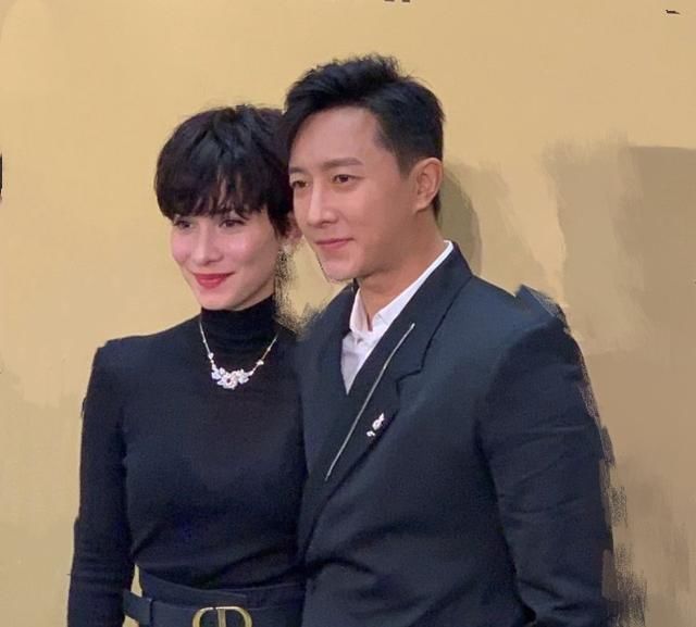 韩庚卢靖姗合体现身时尚活动，女生短发造型被指土气，同框像男方长辈
