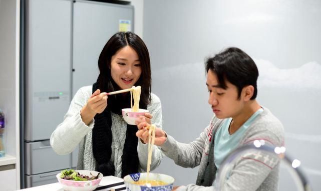 王祖蓝一家四口罕露面，女儿身高太优越，李亚男挺孕肚四肢纤细惹人羡