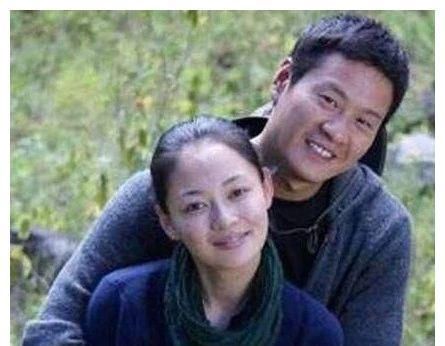 40岁为娶小9岁娇妻，今前妻大红大紫，而他却无人认识