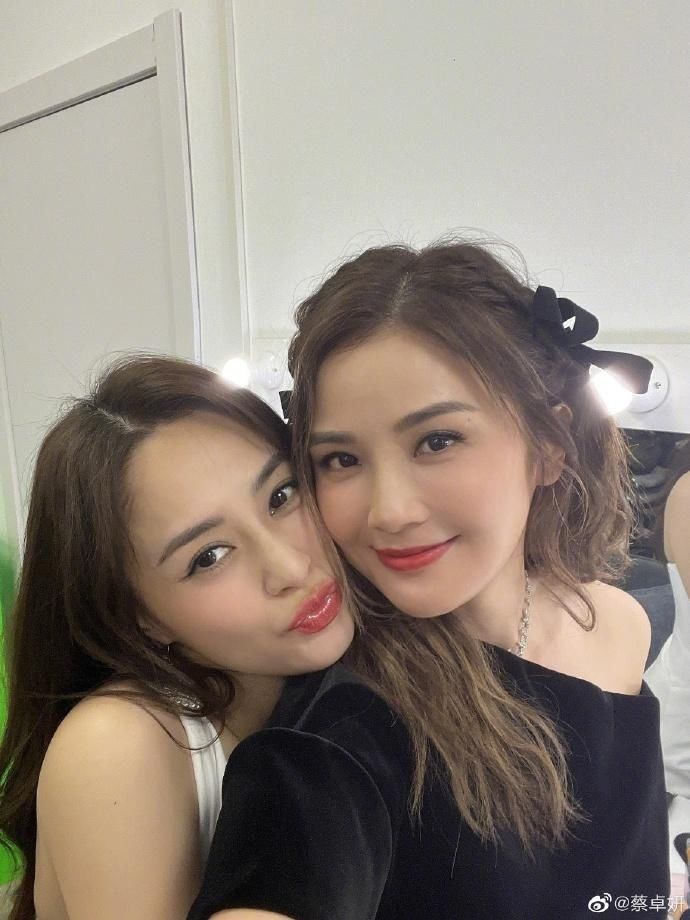 阿娇阿Sa零点同时晒美照庆祝TWINS组合正式成立22年：第22个纪念日打卡！继续爱你一直爱你！ - 360娱乐，你开心就好