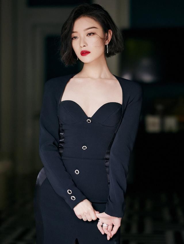 倪妮新造型真惊艳！黑色深v裙搭复古港风短发，肤白貌美大长腿