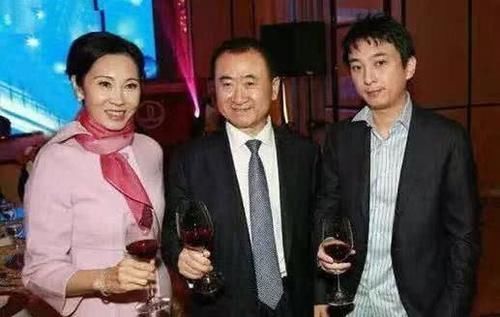 王思聪登顶胡润百富榜后，被曝和辣妹在夜店狂欢，开200万元酒庆祝