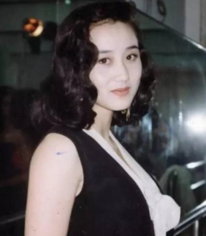 李连杰三女儿7岁为刘德华伴舞，8岁陪成龙走红毯，如今成这样