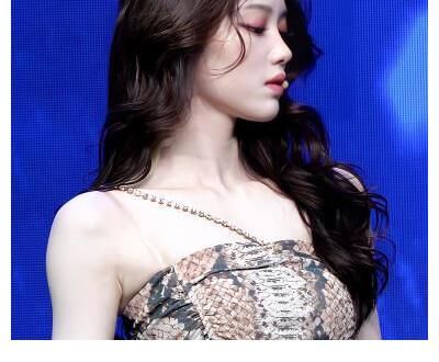 沈晓婷签约仪式开始 每个人都必须戴口罩