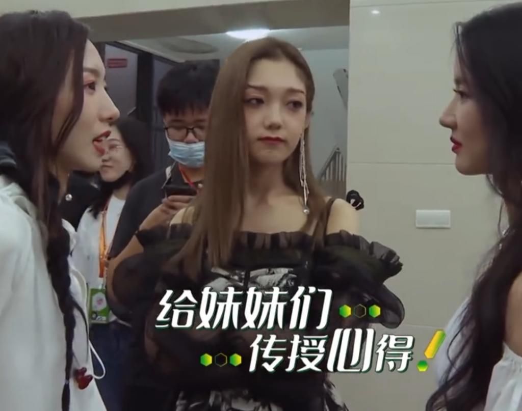 孟美岐和陈卓璇真实关系如何搂张艺凡刘些宁后扭头瞬间被发现了
