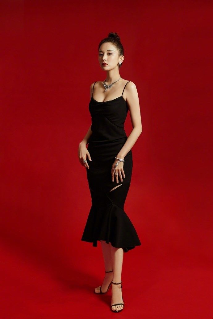 古力娜扎一袭黑色吊带鱼尾裙，上演简单而极致的性感，展现高级美