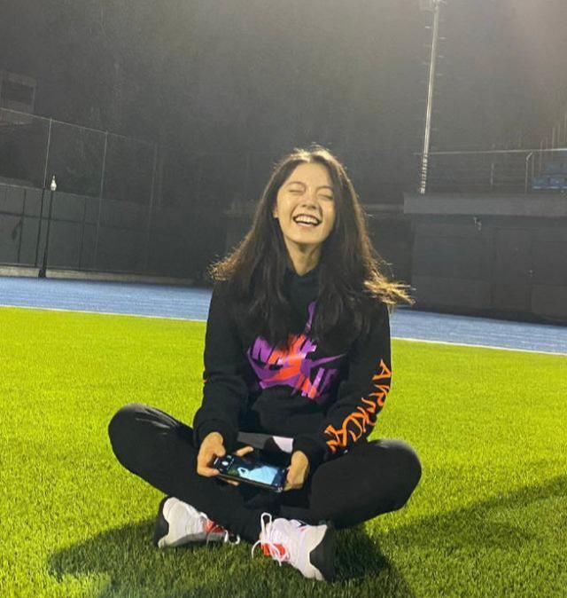 赵今麦晒校园照，素颜散发穿运动服，这才是学生最真实的模样！
