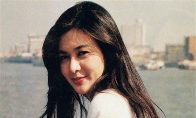 她出身演艺世家，从小就是美人胚子，可在爱情上经历了很多坎坷