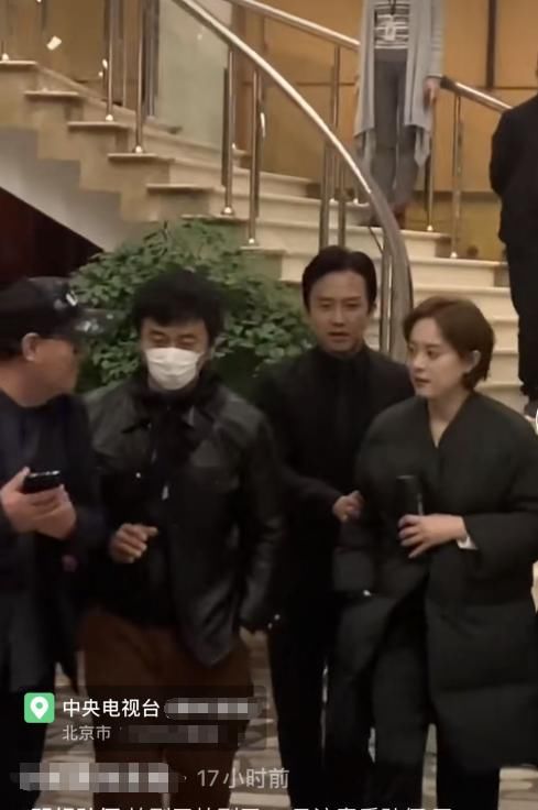 好父母！邓超孙俪工作完连夜回家陪孩子，被异性索要联系方式惹邓超吃醋紧盯
