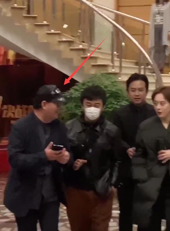好父母！邓超孙俪工作完连夜回家陪孩子，被异性索要联系方式惹邓超吃醋紧盯