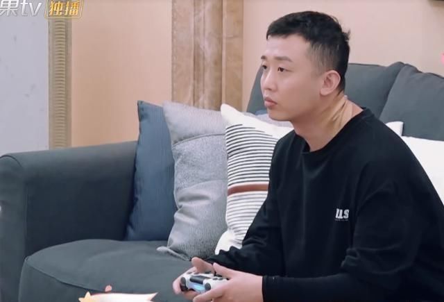 都见岳父母，GAI态度傲慢一直坐着打游戏，宁桓宇热情还送礼