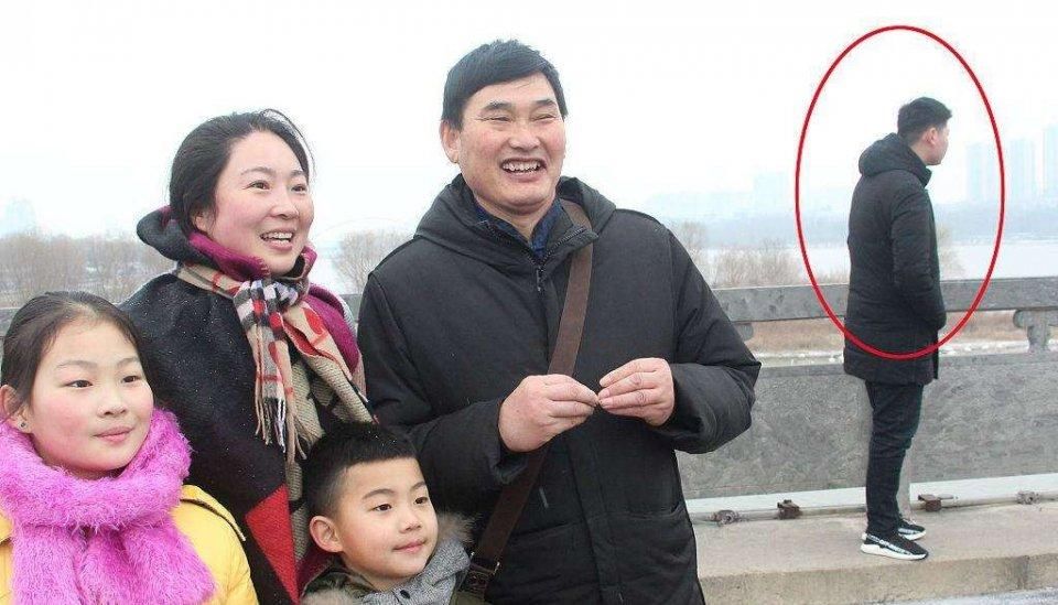 大衣哥儿媳直播频繁要礼物，透露与老公还未领证，朱单伟：太丢人