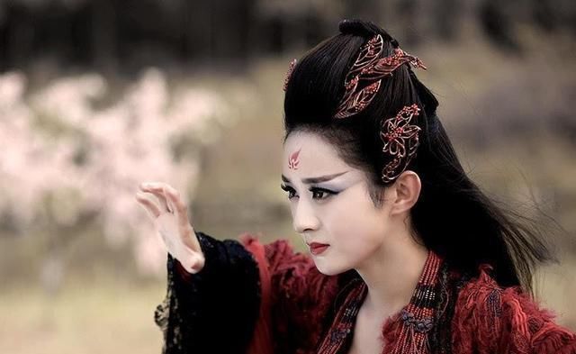 花千骨原定女主不是赵丽颖，原定女主为爱辞演，颖宝亲自找上导演