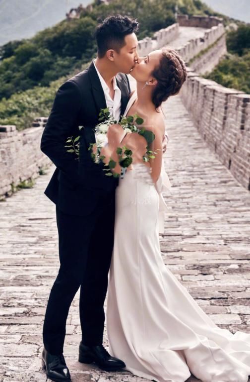 韩庚卢靖姗合体现身时尚活动，女生短发造型被指土气，同框像男方长辈