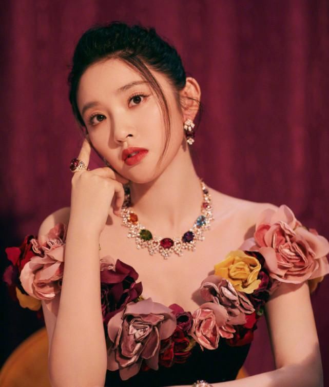 唐艺昕产后亮相，穿一袭修身花瓣裙，当妈之后也还是那么美！