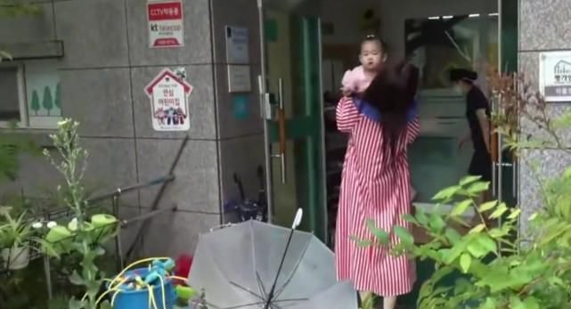 咸素媛去幼儿园接1岁女儿放学，慧贞噘嘴要哭，婆婆瘦身成功励志