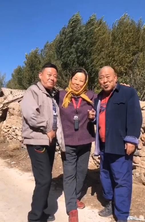 64岁杜旭东不会调二维码，被拦下一脸尴尬局促，周炜笑是老年人