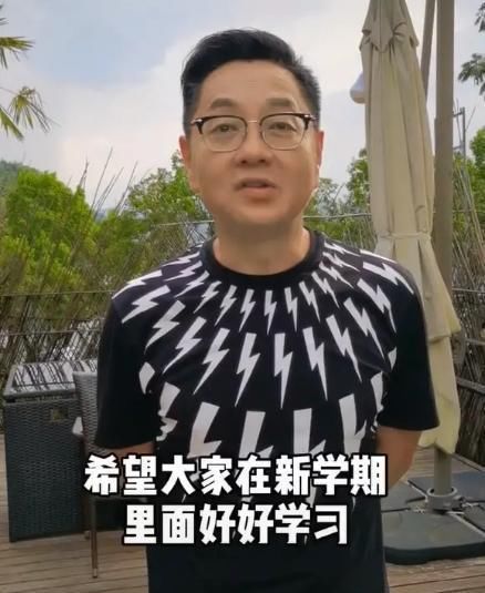 满脸胶原蛋白全消失，张绍刚暴瘦老态尽显，网友：满都是褶子